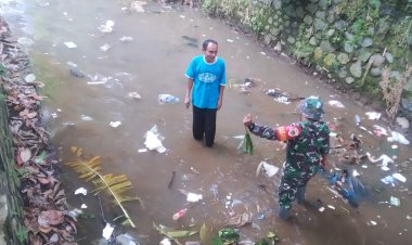Babinsa Cijati Bersih-Bersih Sungai Cijati